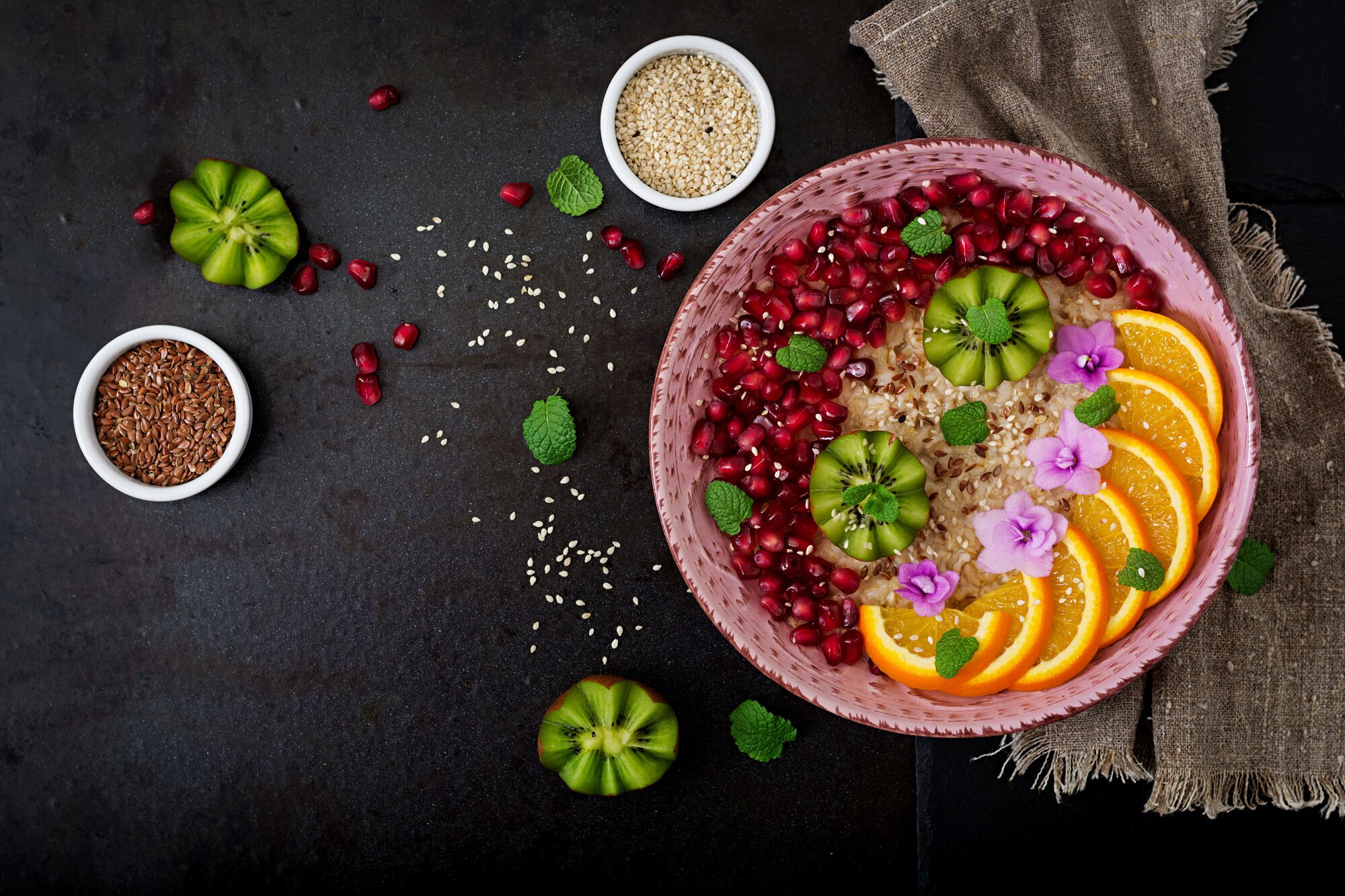 Bowl de granos integrales con verduras frescas de colores